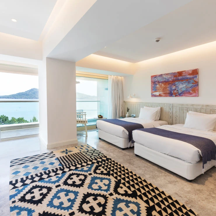 D Resort Ayvalık Superior Kısmi Deniz Manzaralı Oda ferah iç mekânı ve dekoru
